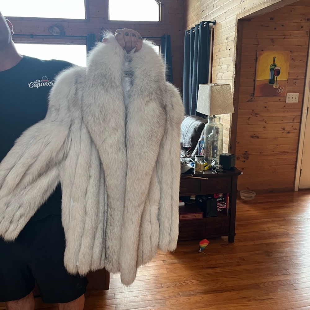 White fox fur coat literally only been worn 1 time it’s pretty much brand new